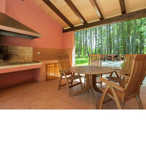 Rural Villa with swimming pool in the middle of a beautiful large lawn