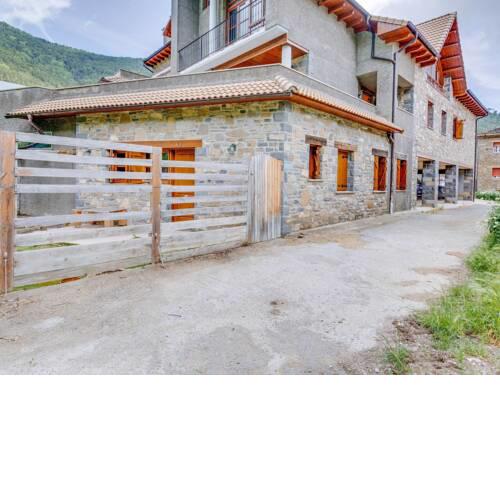 Rustic Holiday Home in Betés de Sobremonte with Garden