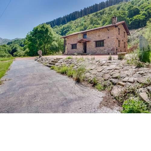 Rustic Holiday Home in Merilla with Valley View