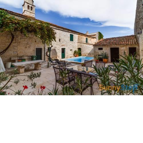 Rustic Villa with pool in the center of a romantic little place