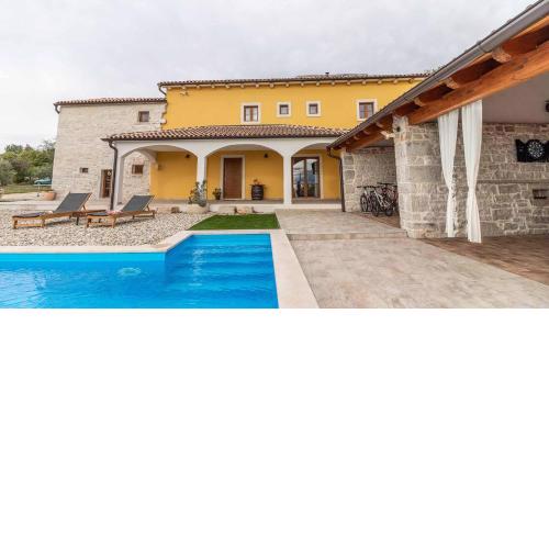 Rustical countryside villa with swimming pool in Sveti Lovreč