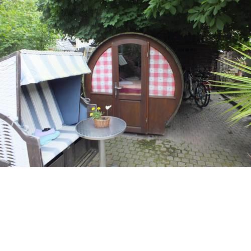 Rustikales freistehendes Mini Holzfass zum Schlafen, mit angrenzendem Badezimmer!