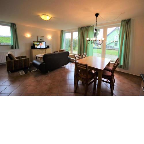 S 42 B - Ferienhaus mit Terasse und grossem Garten an der Mueritz
