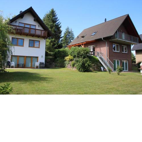 S42 A - Stilvolles Ferienhaus an der Mueritz mit grossem Garten & Kamin in Roebel