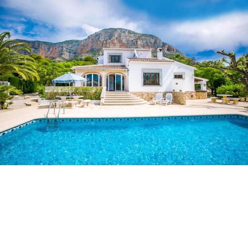 Santa Lucia Holiday Home Sleeps 10 with Pool Air Con and WiFi