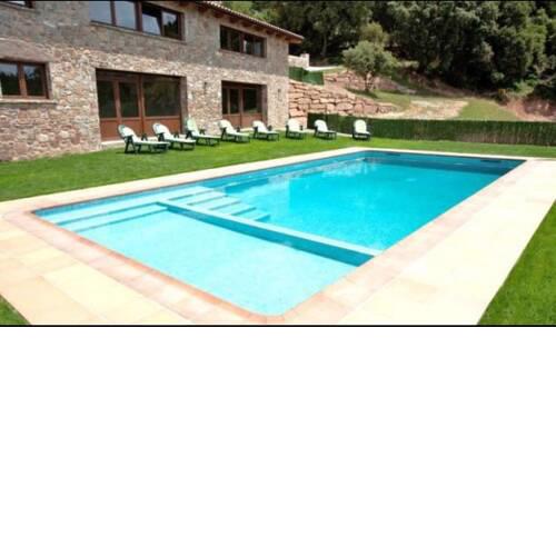 Santa Maria d'Olo Villa Sleeps 18 with Pool