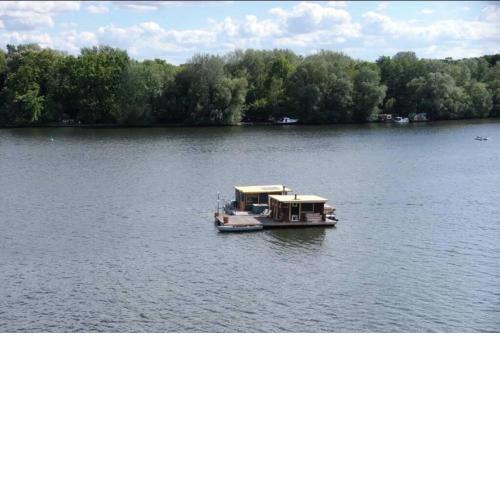 Saunainsel - Hausboot mit schwimmender Sauna, Hottub und Tretboot in Berlin