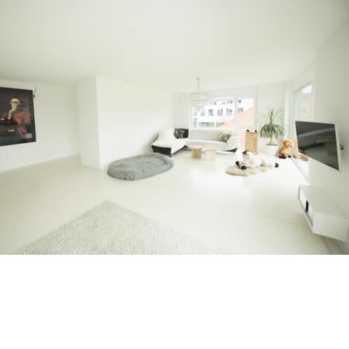 Schlafzimmer in heller, moderner Citywohnung mit super Aussicht