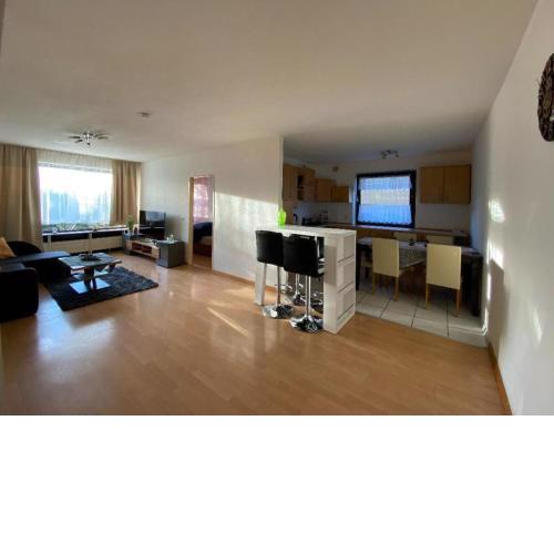 Schöne, möblierte 2 Zimmer Wohnung mit Balkon und Tiefgarage