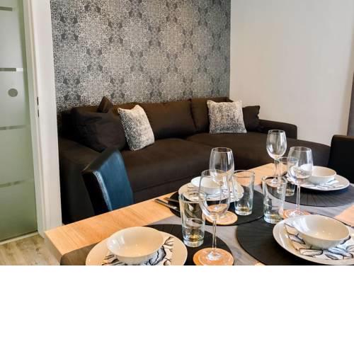 Schöne, neue Ferienwohnung am Rhein und mit Balkon
