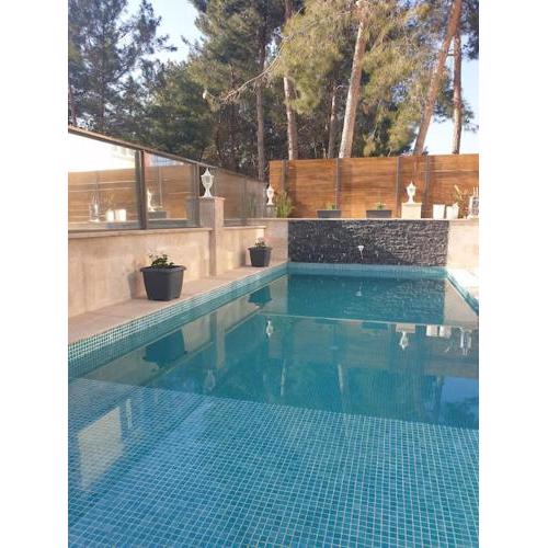 Schöne Unterkunft im Grünen mit privater Pool und Meeresblick