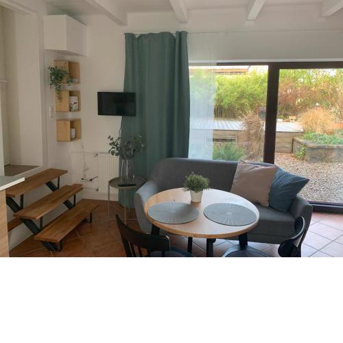 Schöne Wohnung mit eigenem Eingang und Gartenblick