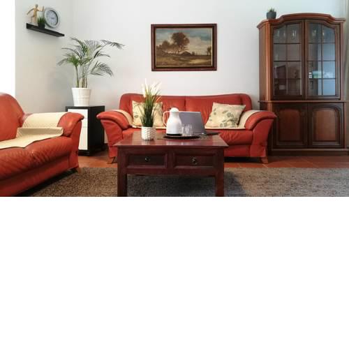Schönes großes Wohnzimmer und Apartment mit zwei Schlafzimmern.