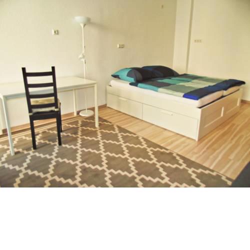 *Schönes Zimmer mit Balkon mitten im Zentrum*