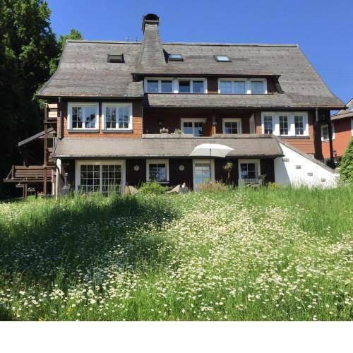 Schwarzwald Landhaus Leonore mit Alpenblick, Erdgeschosswohnung mit großer Gartenterrasse und Parkplatz
