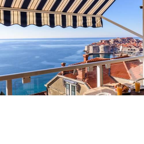 Sea and The Old Town view apartment