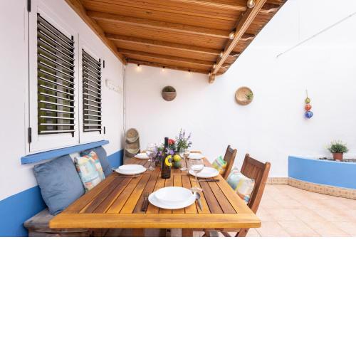 Sea Breezes. Family house with terrace sea views