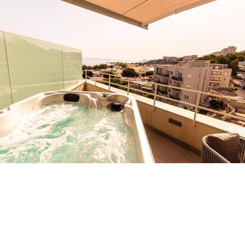 Sea front designer apartment Maal with jacuzzi and private garage