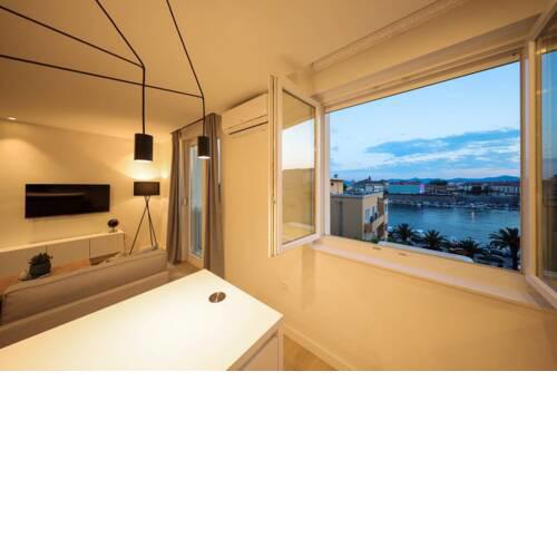 Sea view apartment in city center+free parking