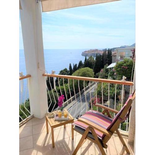 Sea view apartment in the center