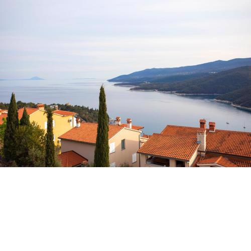 Sea view apartment with private parking place