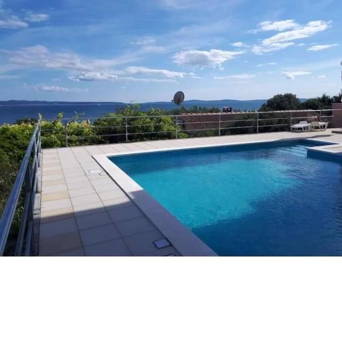 Sea view apartment with swimming pool near beach