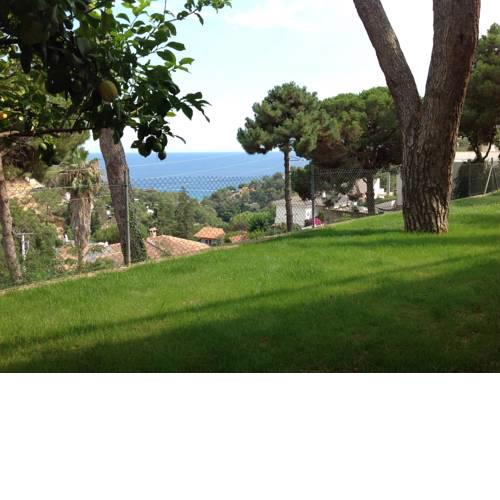 Sea-view cozy Aptm w garden pool & trampoline for kids!
