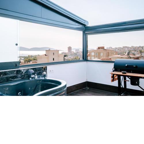 Sea View Flat w Terrace Jacuzzi Near Kartal Coast