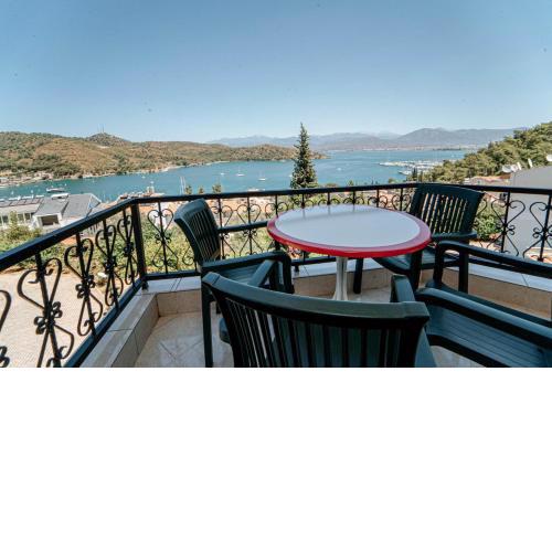 Sea View Vibrant Flat w Balcony Right by Sea
