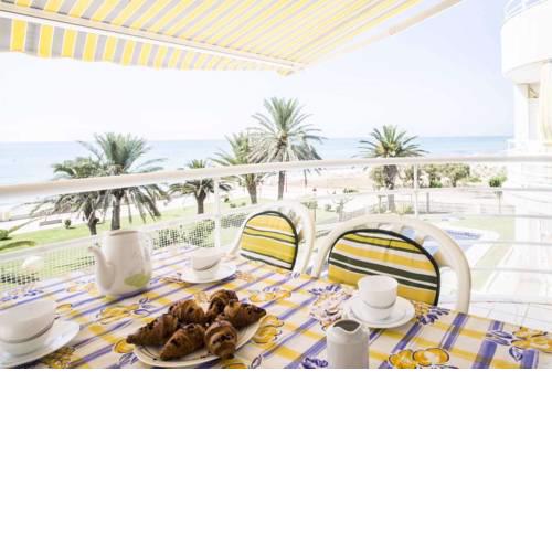 Sea views, Sound of waves, Swimming pool & Wifi