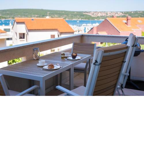 Sea & Wine Apartment with Terrace & Scenic Sea View, Punat