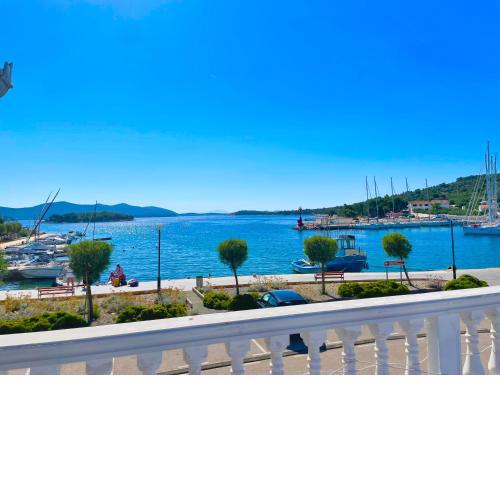Seafront apartment 4+1
