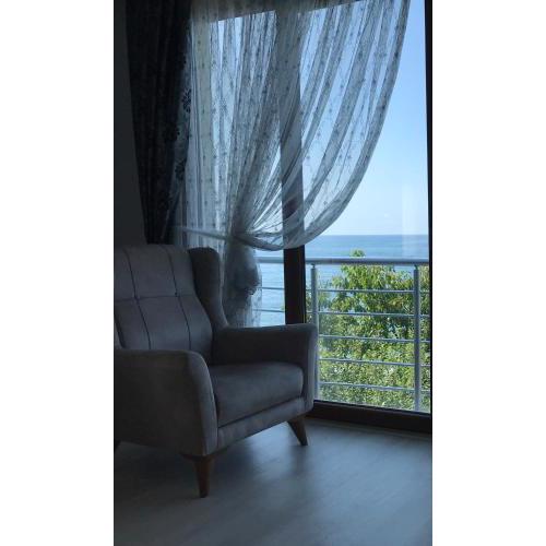 Seafront Apartment with garden by the beach and the sea