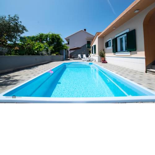 Seafront Apartments With Pool