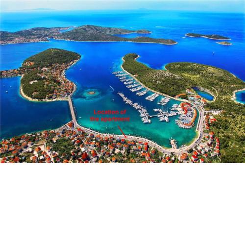 Seafront apt with balcony sea view and mooring