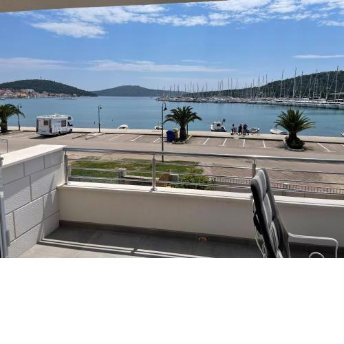 Seafront apt with terrace 4 bedrooms and mooring