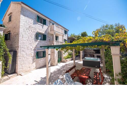 Seafront vacation apartment 5 meters from Beach & Sea with Jacuzzi