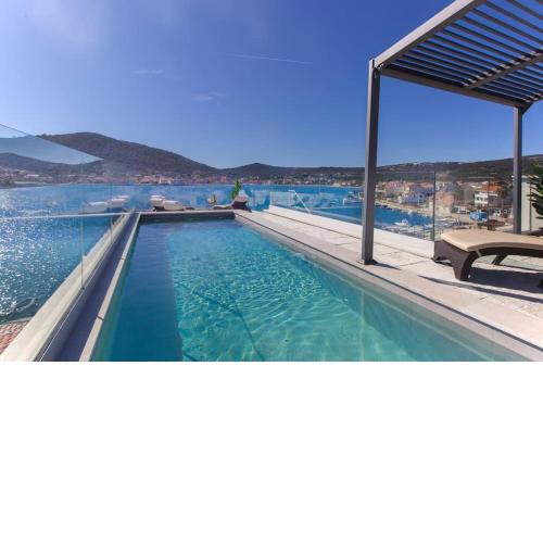 Seafront villa with roofpool