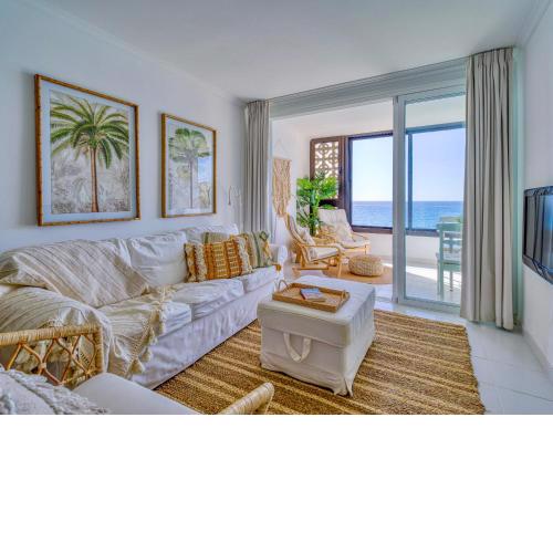Seaside Apt with Sunset Views and Fast Wifi