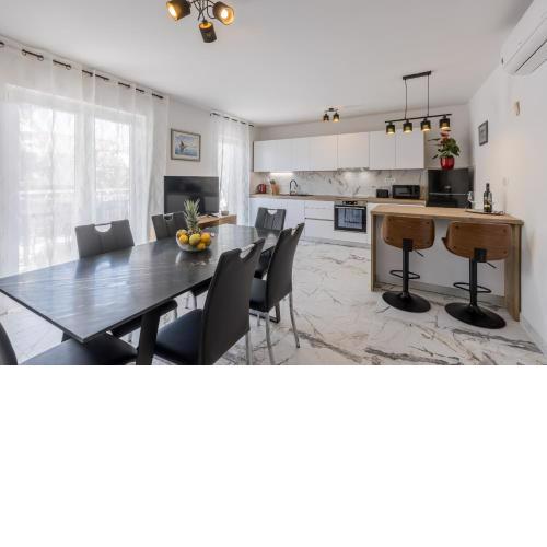 Seaside Sanctuary - Modern 3 Bedroom and 3 Bathroom Apartment 60m from Beach