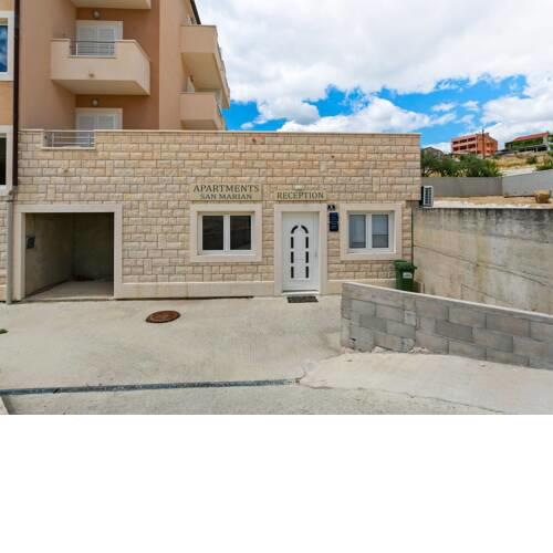 Seaview Apartment in Podstrana with Garden and Parking