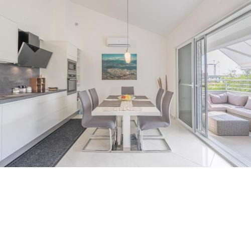 Seaview apartment Privlaka with free parking