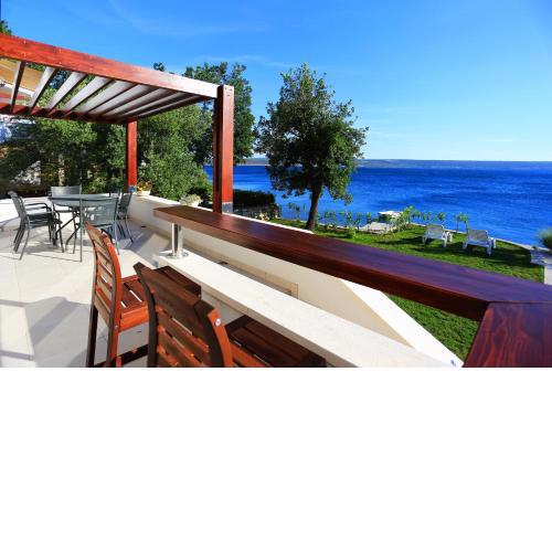 Seaview & Beachfront villa Nikola