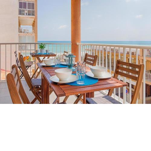 Seaview modern beach apartment