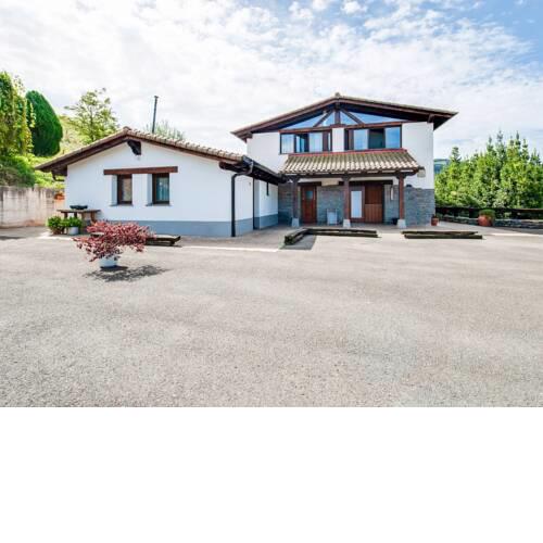 Secluded Holiday Home in Aiarnazabal with Garden