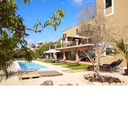 Selva Villa Sleeps 8 with Pool Air Con and WiFi