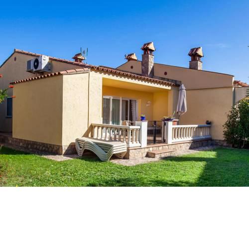 Semi-detached holiday home with shared swimming pool 8 km from the sea