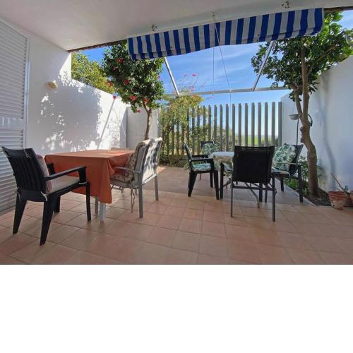 Semi-detached house with magnificent views, 5 min. from the beach.