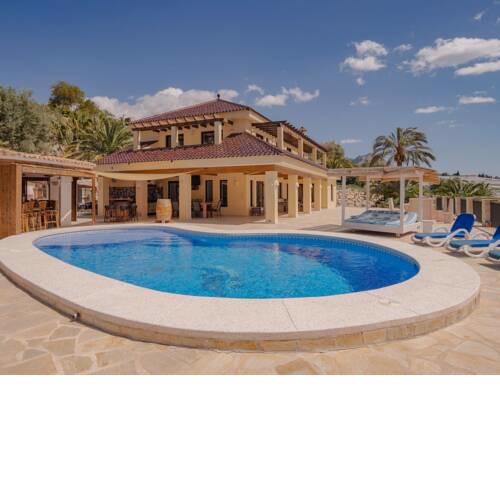 Serene Holiday Home in Callosa d' Ensarria with Private Pool