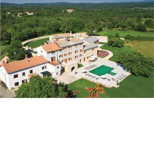 Seven-Bedroom Holiday Home in Poropati